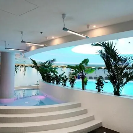 Hanza Tower - 24 Jacussi & Sauna & Pool شقة